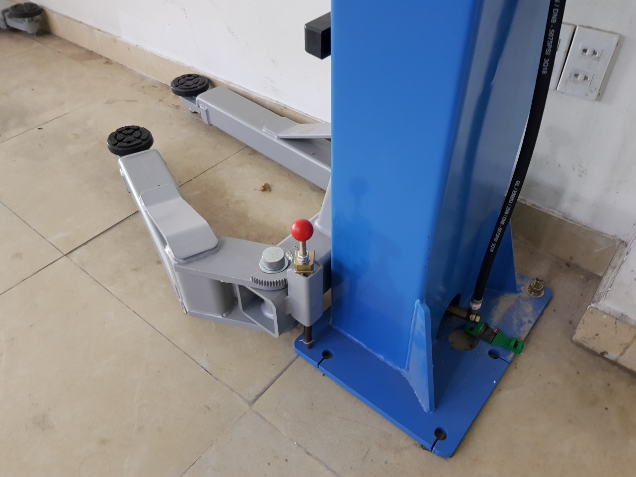 Cầu nâng 2 trụ cáp trên VIMET TLB40110